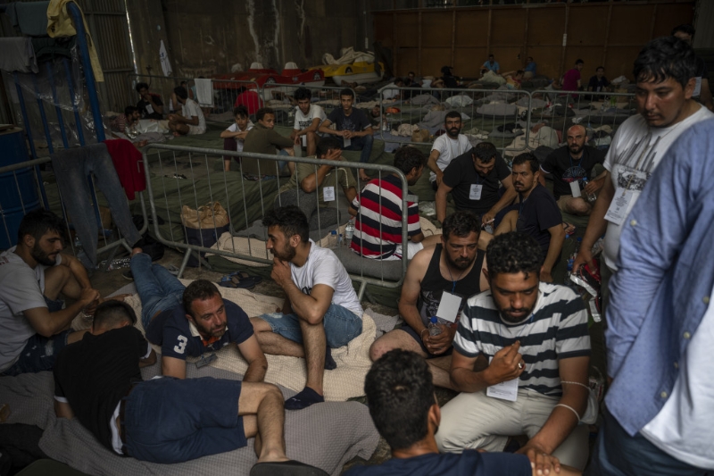 获救的希腊非法移民大多是青壮男性。