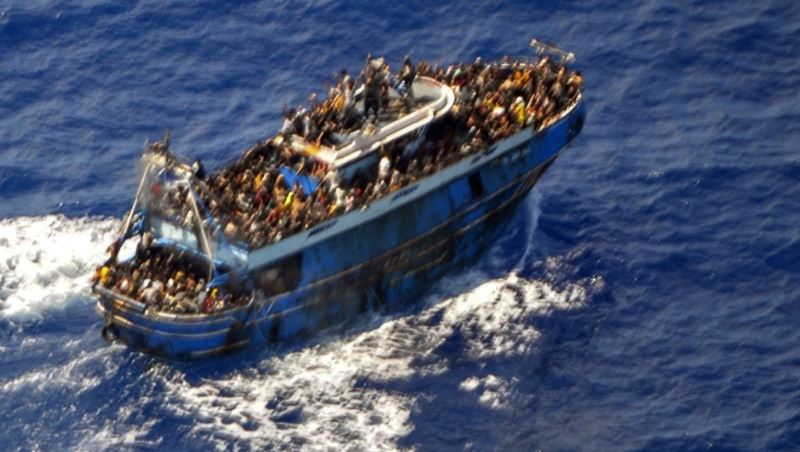 肇事的非法移民船上有数百人。