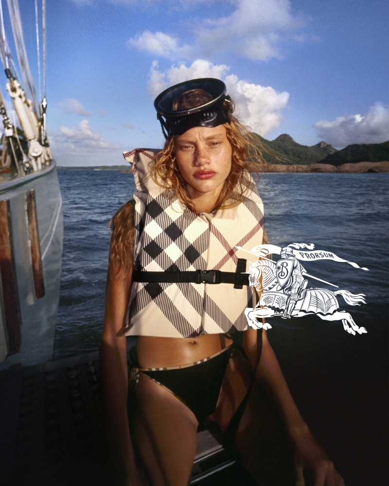 模特儿穿上的招牌格纹救生衣