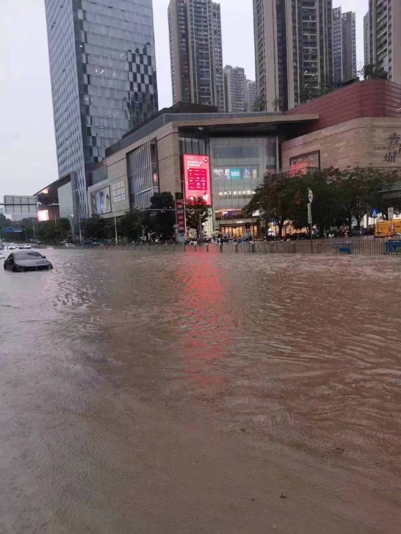 龙华壹方城及壹方天地商场外围马路水浸