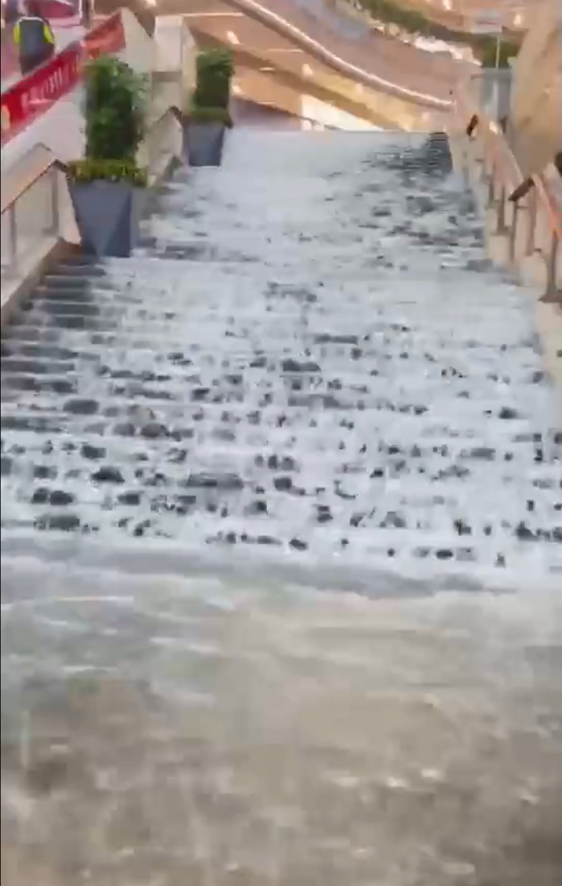 商场楼梯变瀑布