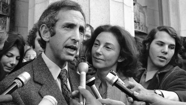 艾兹柏格1973年在美国洛杉矶为揭露美国政府越战密件案出庭时受访。