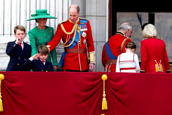 皇家阅兵仪式结束后，5岁路易王子持续在白金汉宫阳台上伸手向群众敬礼，逗趣模样连凯特也笑出来，威廉伸手抚摸儿子