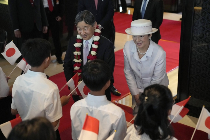 德仁及皇后雅子抵达印尼展开七天外访，日本留学生在当地迎接。