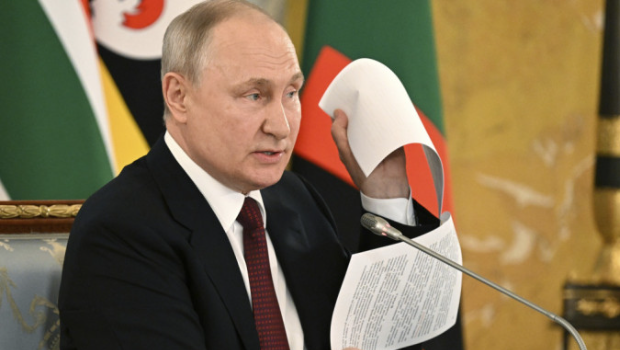 普京展示曾和乌克兰签的协议草案