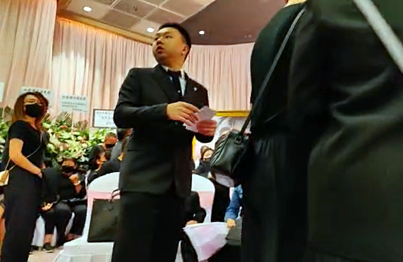 蔡天凤丈夫Chris在场打点 蔡天凤丈夫Chris在场打点