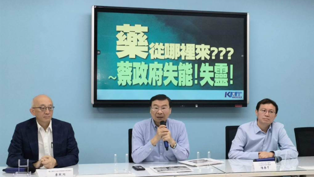 蓝营邀阳明交通大学药物科学院教授康照洲(左)、小儿神经科医师陈泰亨(右)等说明喂药案检验真相 蓝营邀阳明交通大学药物科学院教授康照洲(左)、小儿神经科医师陈泰亨(右)等说明喂药案检验真相