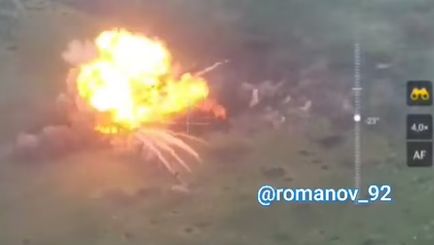 乌军击中坦克后，在战场上引发了大爆炸。