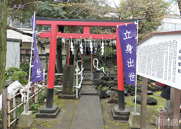 严岛弁天社其实位在东京品川区市中心，所以常被称为东京白蛇王。