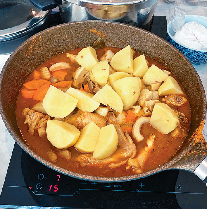 先加入红萝卜煮5分钟，再加入竹笋及薯仔煮5分钟。