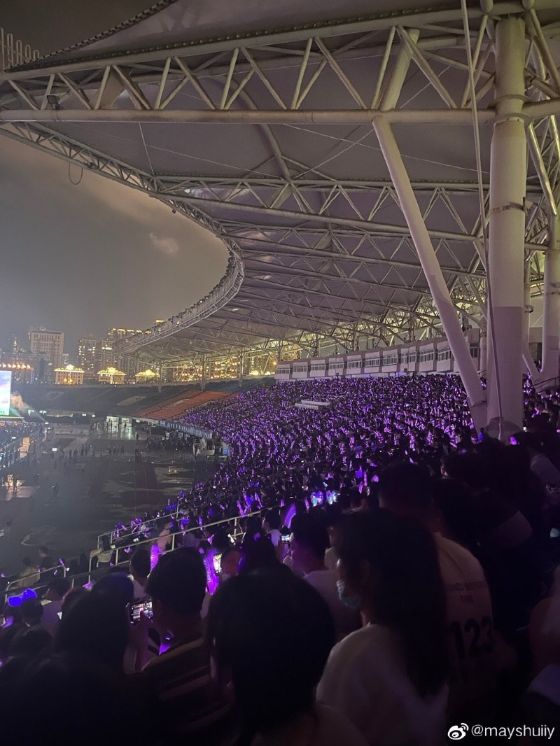 杨千嬅这次演唱会在厦门体育中心举行。