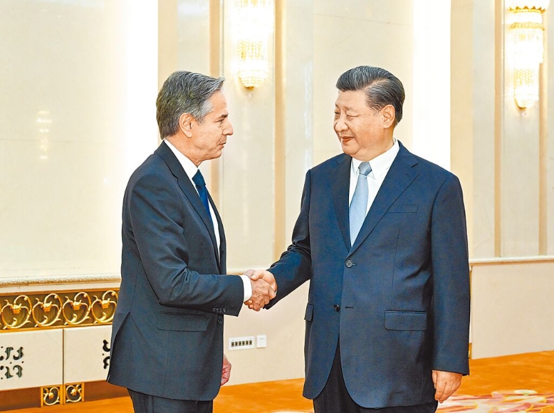中国国家主习近平（右）与布林肯（左）会面