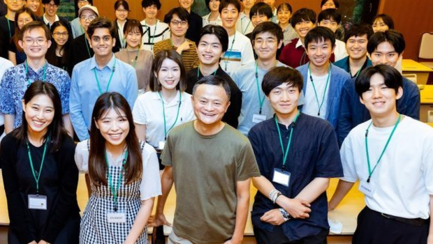 马云早前获东京大学聘请担任客席教授，他在本月12日出席专题研讨会与学生交流讨论及合照
