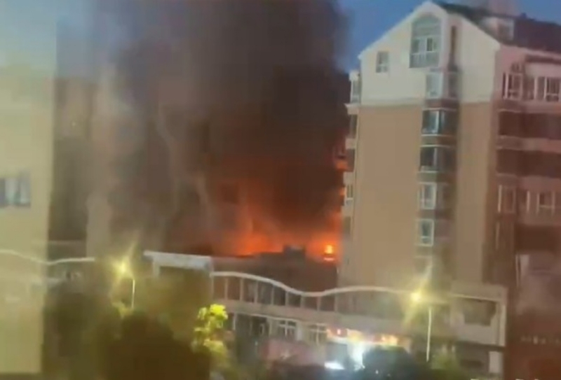 现场爆炸后起火。 影片截图