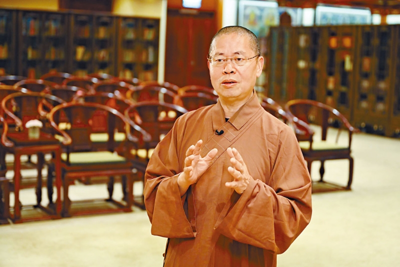 淨因大和尚表示,寶蓮禪寺所在的昂坪是個蓮花地,左邊是鳳凰山,右邊是彌勒山,前面是本魚山,四邊的山相當於蓮瓣,中間的平台相當於蓮蓬,所以取名寶蓮。