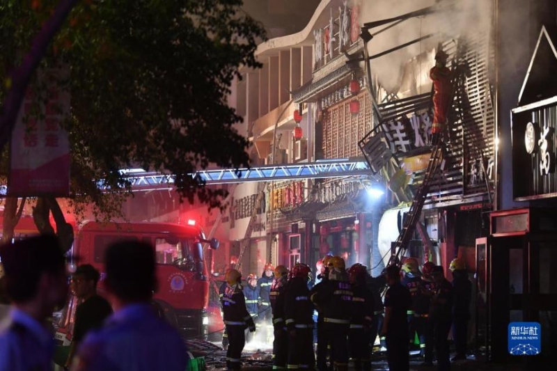 目前当地公安部门已依法对银川烧烤店爆炸事故中的烧烤店店长、股东和工作人员等9人进行控制，并冻结其资产。