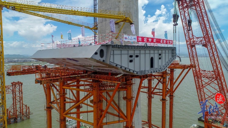 黄茅海跨海通道项目首榀钢箱梁吊装现场