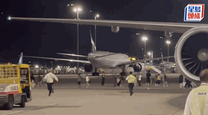 乘客从国泰航机下到地面离开 乘客从国泰航机下到地面离开