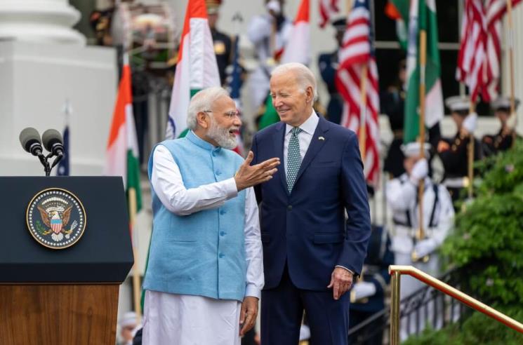 拜登（右）和印度总理莫迪（左）