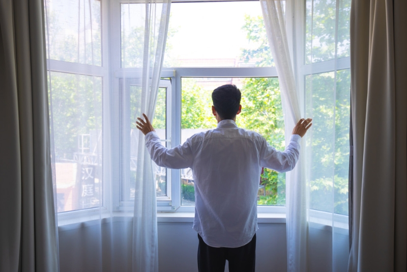 在风水学上，窗是代表我们的眼。如果你眼睛有事，你家的窗肯定有问题。