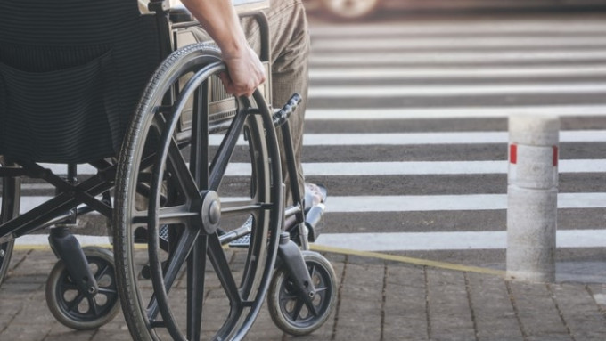 香港逾半轮椅使用者认为无障碍设施不足，减低外出意欲