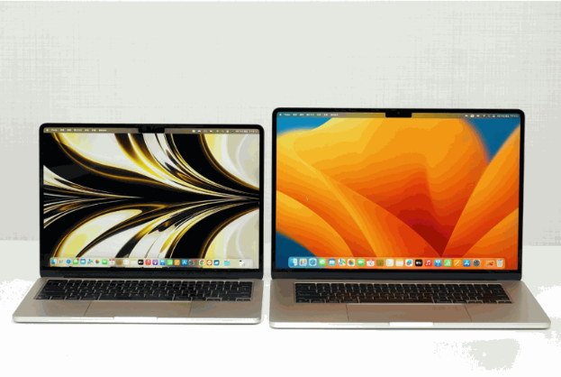 15英寸MacBook Air（右）跟13英寸（左）机款对比，荧幕大了一截。