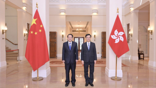 香港行政长官李家超（左）在礼宾府与浙江省委书记易炼红（右）会面。
