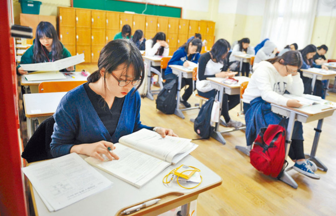 韩国学生参加年度高考