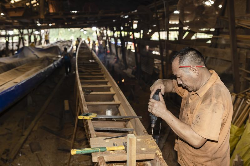 除了本地的订单,还有不少龙船厂接到外省的订单。 除了本地的订单,还有不少龙船厂接到外省的订单。