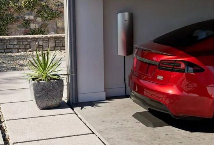 特斯拉在3月举行的投资者日简报中，公开一张Model S泊于在无线充电板上的相片，有意开发无线充电之说不胫而走。