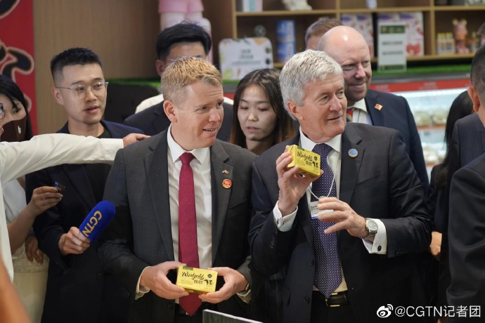 新西兰总理希普金斯在天津逛超市看进口新西兰奶制品。