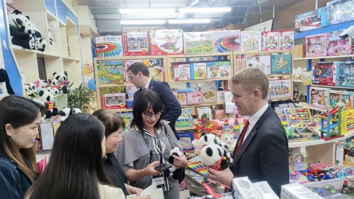 新西兰总理希普金斯在北京秀水街买熊猫毛公仔做手信