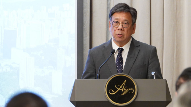 商经局局长丘应桦今午（27日）举行酒会，与香港及外国商会代表交流。