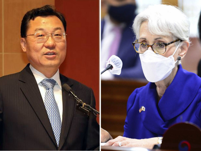 舍曼(右)与谢锋(左)通电话。AP资料图片 舍曼(右)与谢锋(左)通电话。AP资料图片