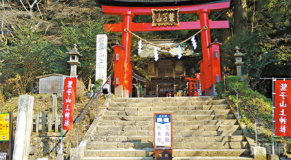 鹫子山上神社位于两县正中间，所以神社前就放了表示两县地界的标示。