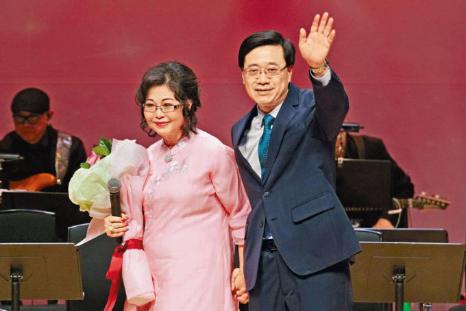 李家超去年当选特首,太太林丽婵陪伴在侧。 资料图片 李家超去年当选特首,太太林丽婵陪伴在侧。 资料图片