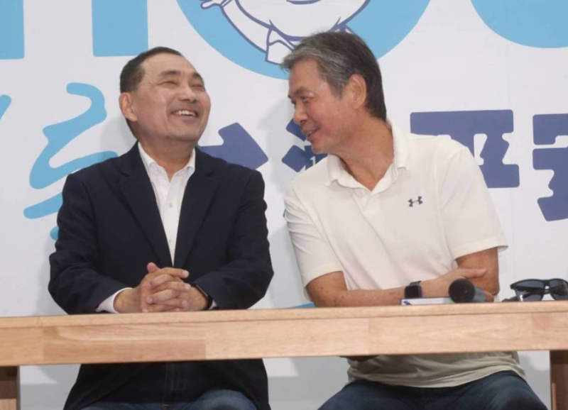 侯友宜(左)在竞办举行记者会 侯友宜(左)在竞办举行记者会