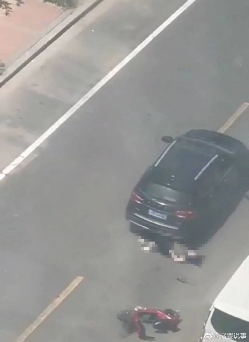 男司机反复开车辗过躺在路上的女子