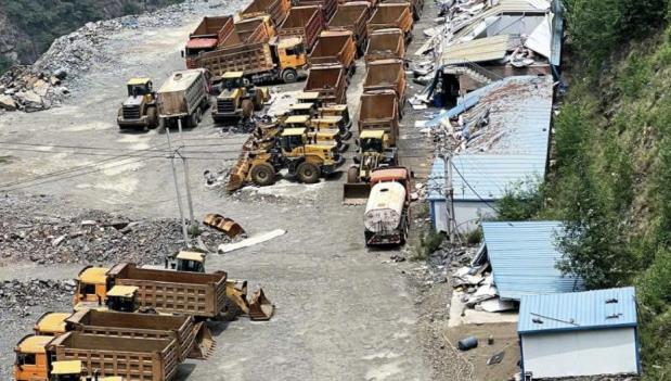 正在停产整顿中的精诚铁矿一角 正在停产整顿中的精诚铁矿一角