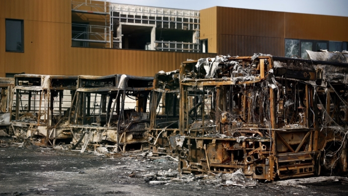 示威者破坏公物，12辆巴士被烧毁