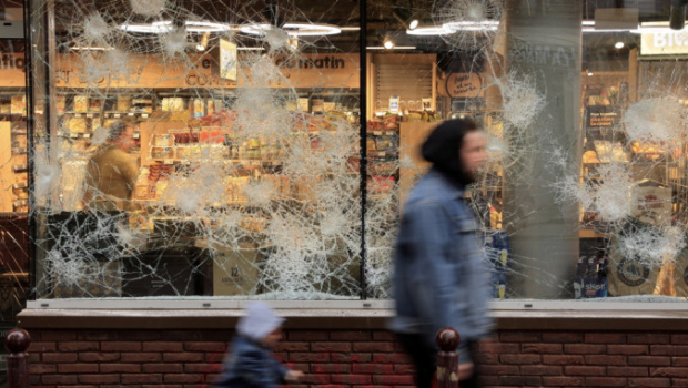 里尔爆发警民冲突，一家店铺的窗被砸至伤痕累累