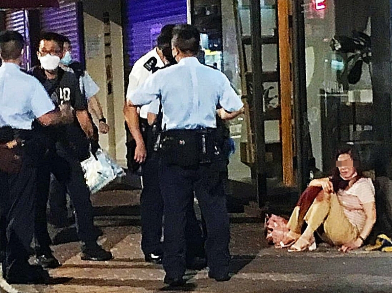 女事主受伤陷在街边等援。 fb：Anndee Cheung