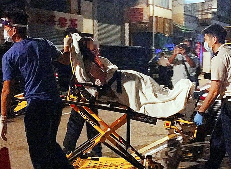 女事主送院治理。 fb：Anndee Cheung