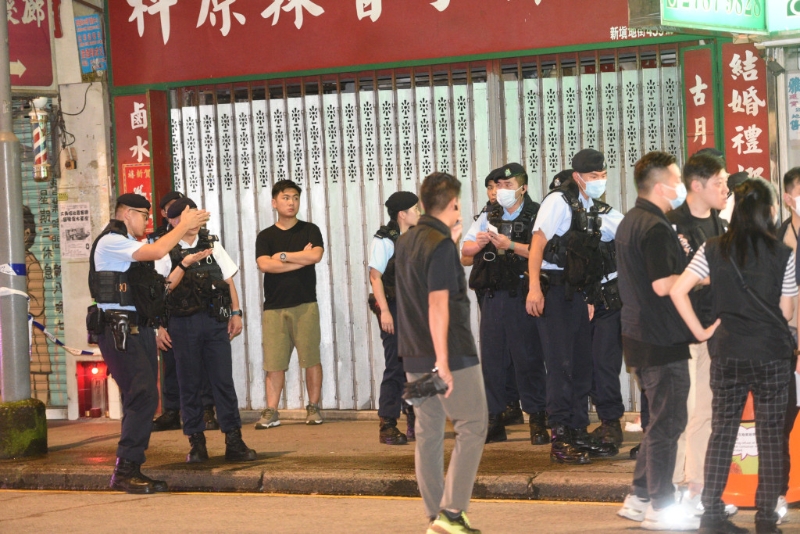 大批警员接报到场调查案件。 （尹敬堂摄）