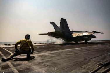 “政治新闻网”称,几十年来好莱坞和美国防部一直保持着“共生关系”,图为美海军资料图 “政治新闻网”称,几十年来好莱坞和美国防部一直保持着“共生关系”,图为美海军资料图