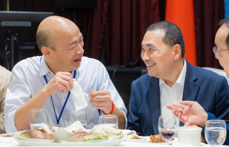 韩国瑜出席活动，和侯友宜同框