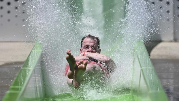 民众到水上乐园消暑 民众到水上乐园消暑