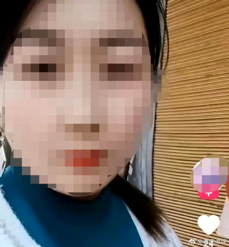 冷血继母用不同方法虐待女孩。