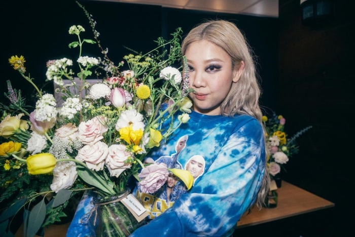 郑欣宜早前以身体抱恙为由缺席两个乐坛颁奖礼，未有亲身去领奖。