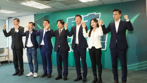 民进党前副秘书长林飞帆（右1）因卷入包庇性骚案争议，6月中旬宣布退出台北市第3选区“立委”选战